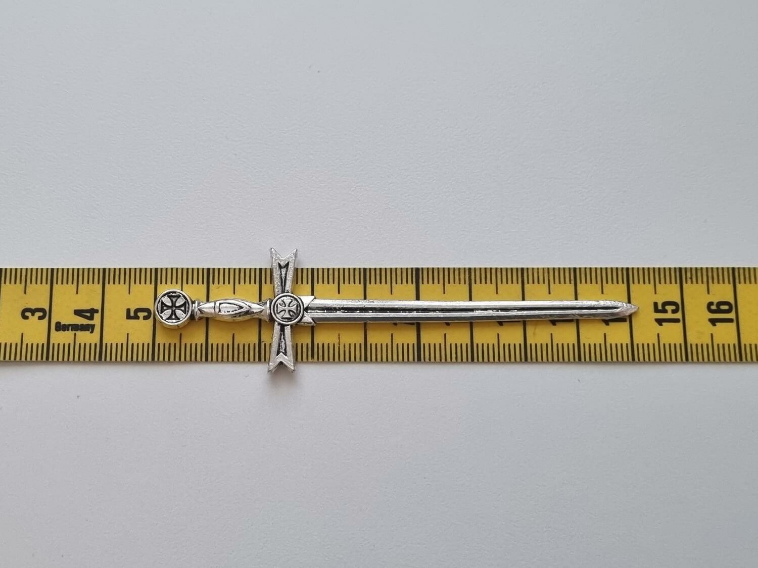 Svärd minisvärd miniatyr till dockskåp dockhus tittskåp