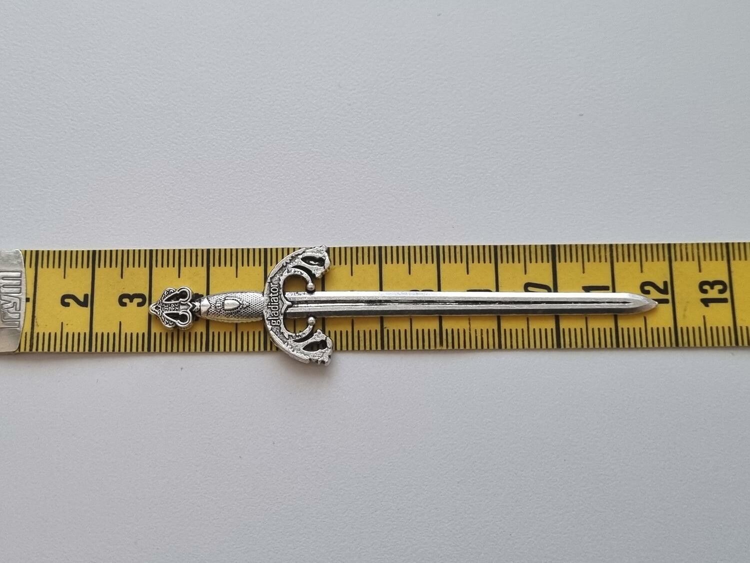 Svärd minisvärd miniatyr till dockskåp dockhus tittskåp