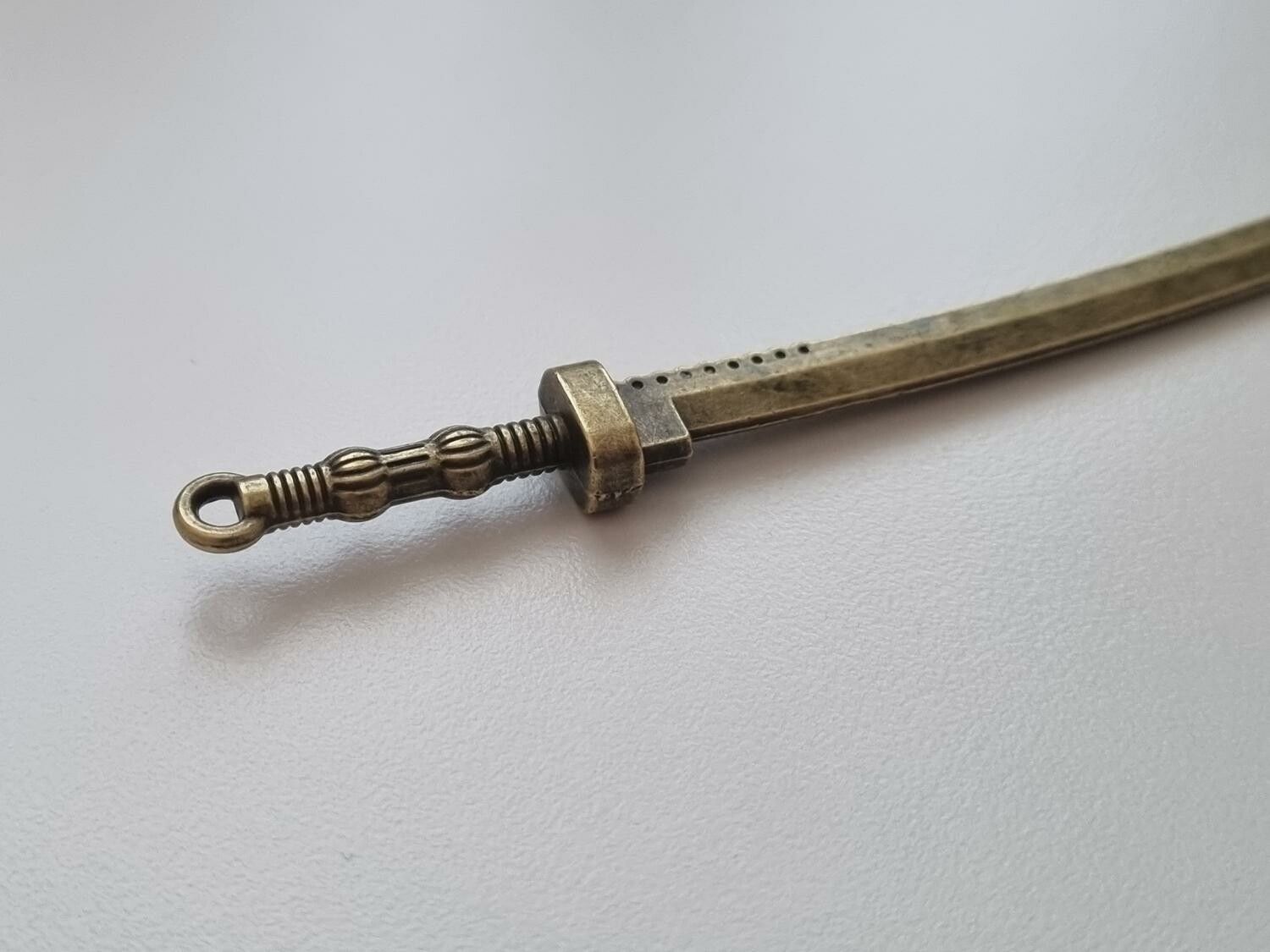 Svärd minisvärd miniatyr till dockskåp dockhus tittskåp