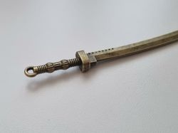 Svärd minisvärd miniatyr till dockskåp dockhus tittskåp
