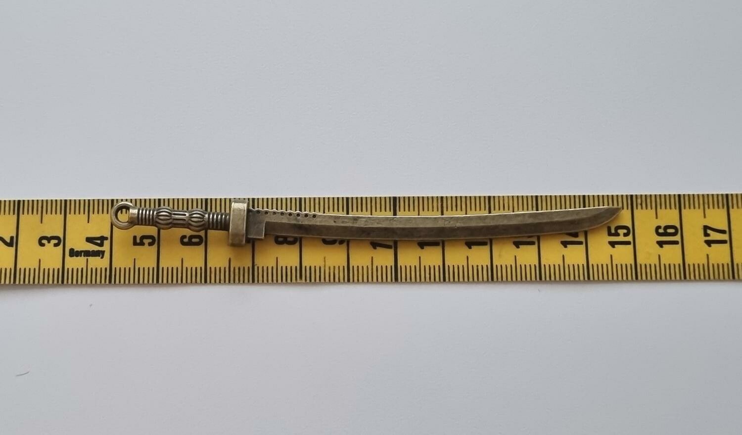 Svärd minisvärd miniatyr till dockskåp dockhus tittskåp