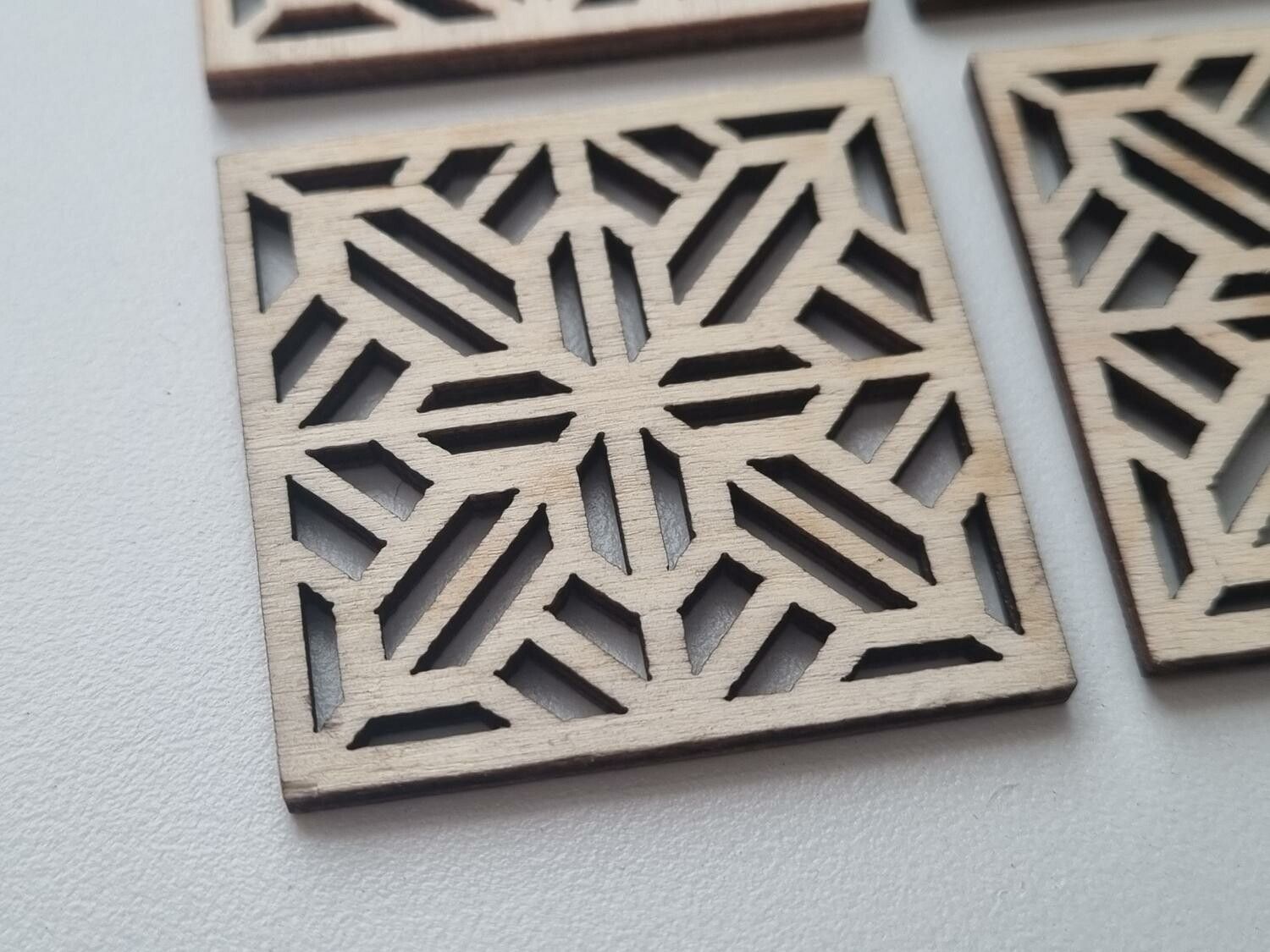 4 st trädekorationer, dekorationer i trä, ramar i trä - miniatyrer (40 mm)