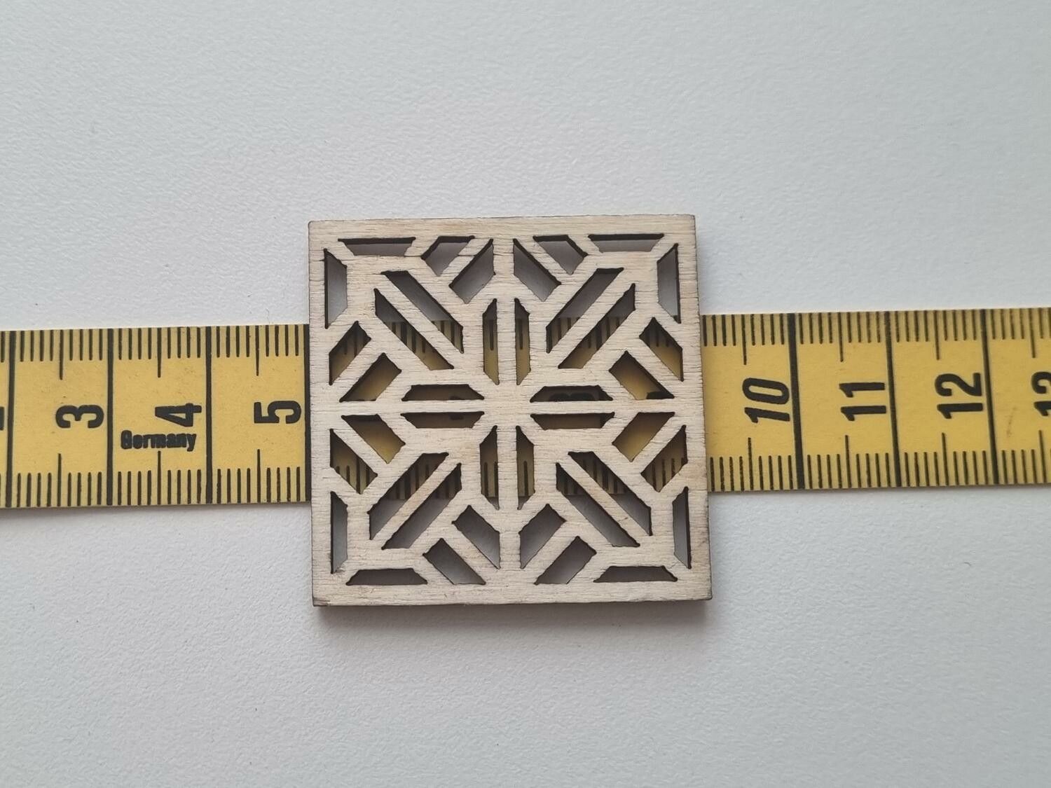 4 st trädekorationer, dekorationer i trä, ramar i trä - miniatyrer (40 mm)