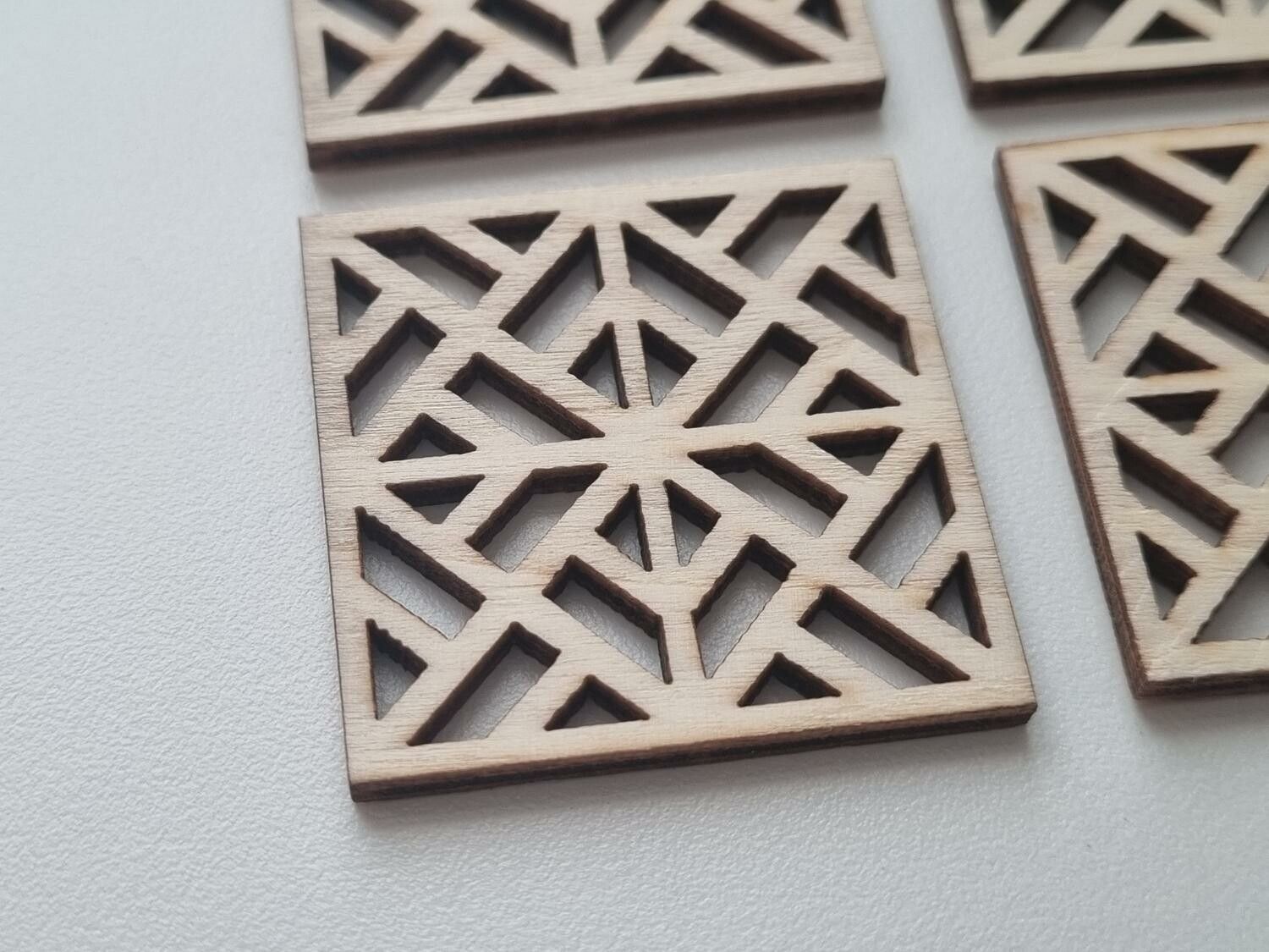4 st trädekorationer, dekorationer i trä, ramar i trä, miniatyrer (40 mm)