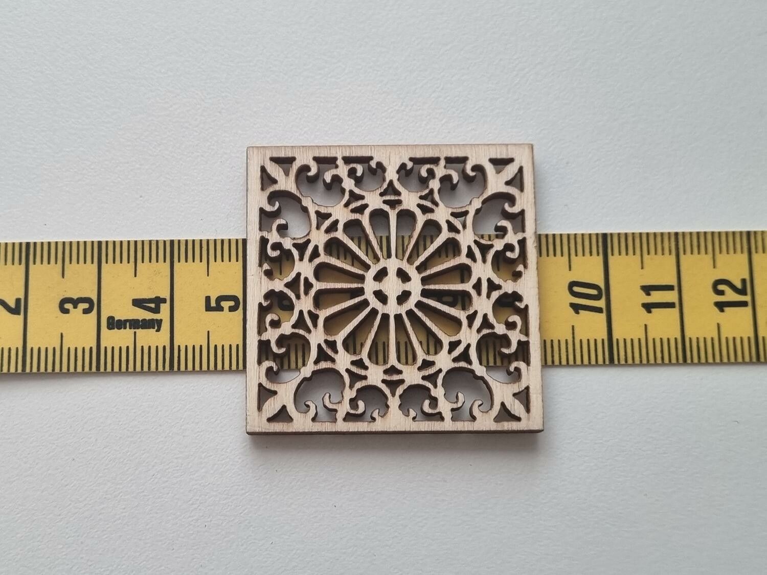 4 st trädekorationer, dekorationer i trä, ramar i trä - miniatyrer (40 mm)