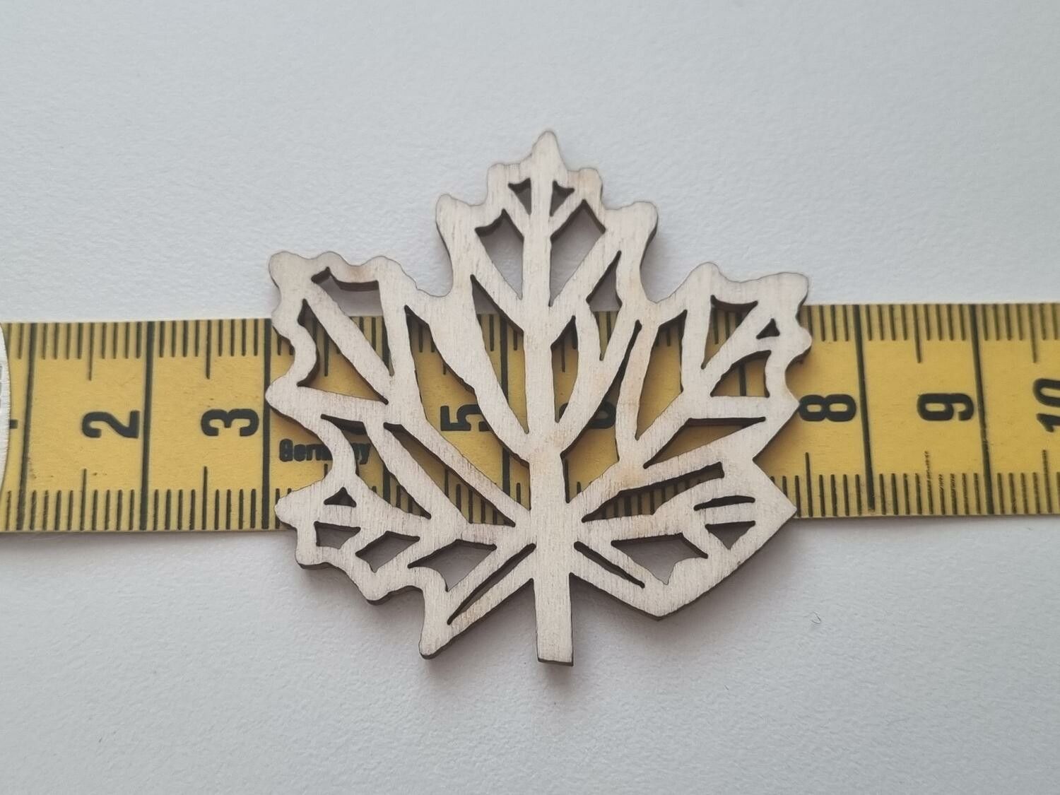 4 st stora trädekorationer, dekorationer i trä - löv i trä (45 mm)