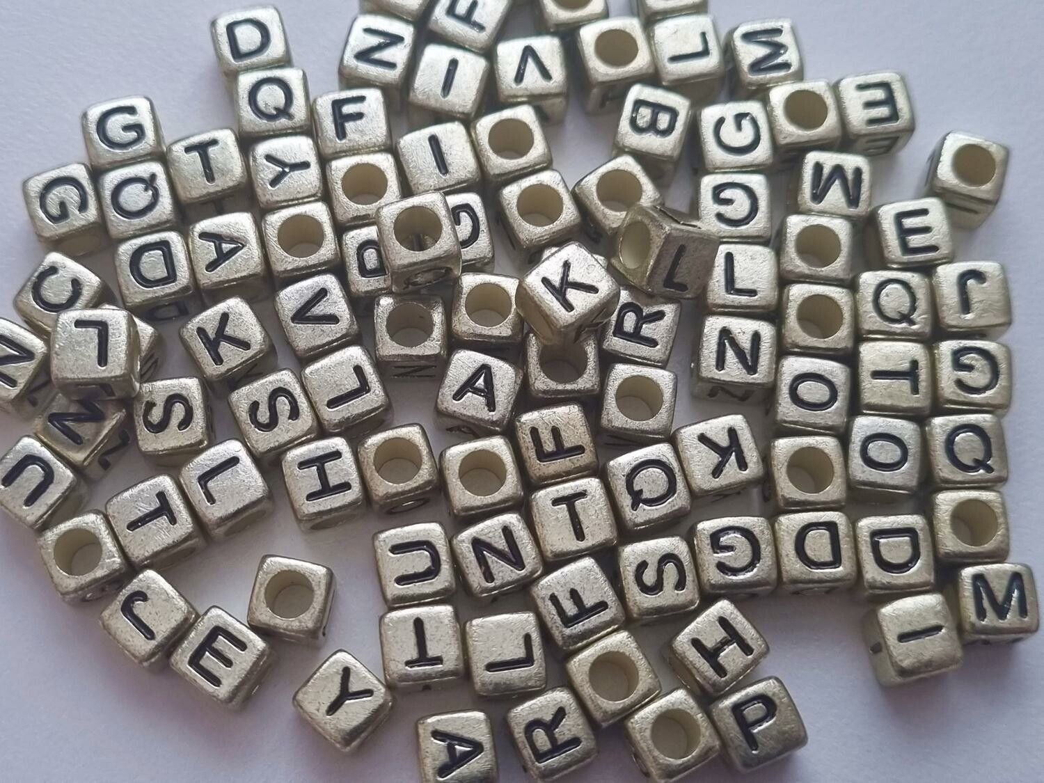 50 st pärlor, bokstavspärlor (6 mm)