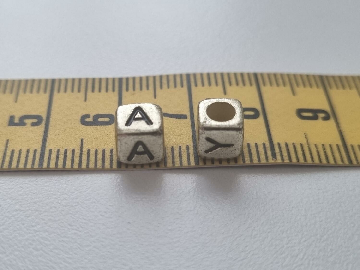50 st pärlor, bokstavspärlor (6 mm)
