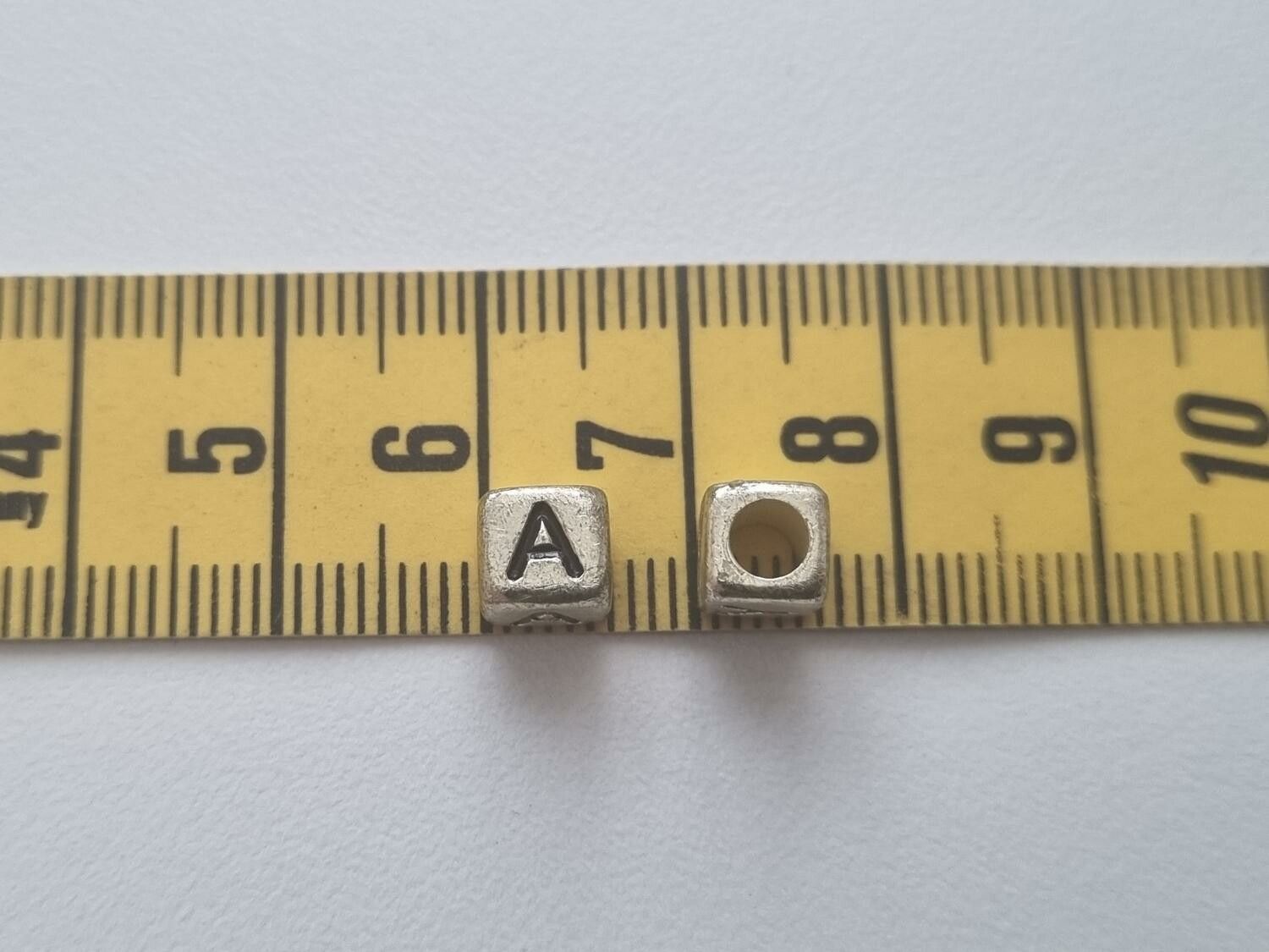 50 st pärlor, bokstavspärlor (6 mm)