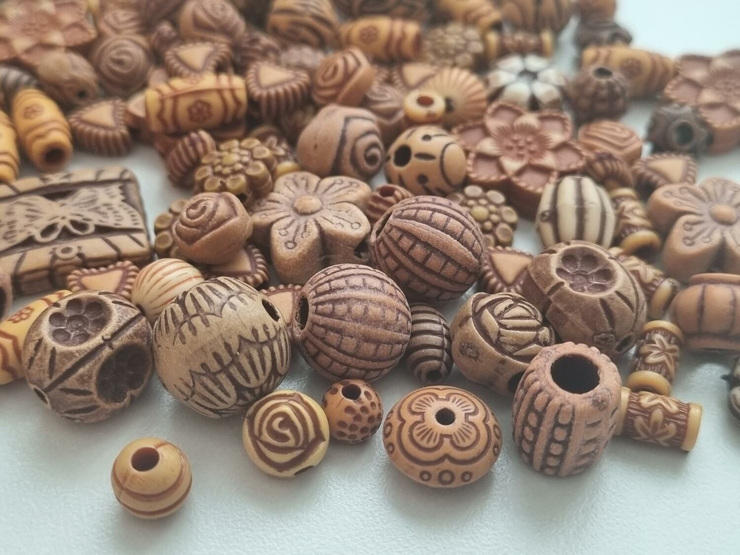 50 st pärlor i varierande vackra färger och former (8-25 mm)