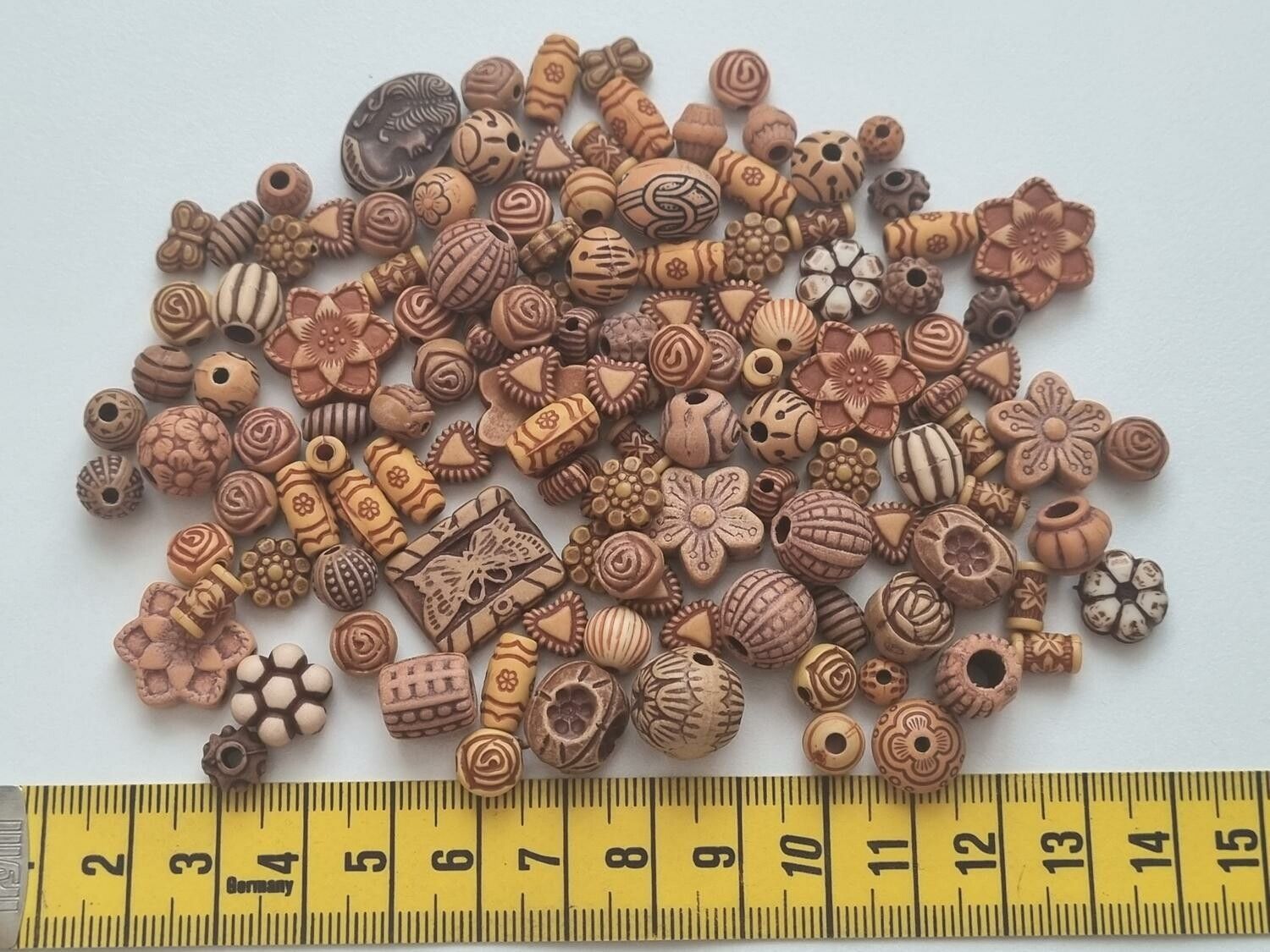 50 st pärlor i varierande vackra färger och former (8-25 mm)