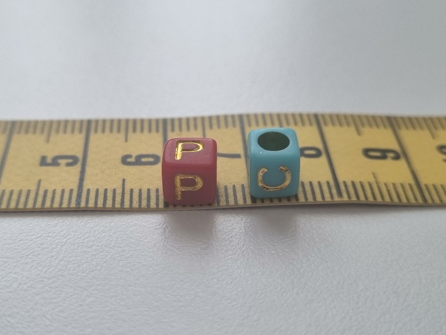 50 st pärlor, bokstavspärlor i varierande vackra färger (6 mm)