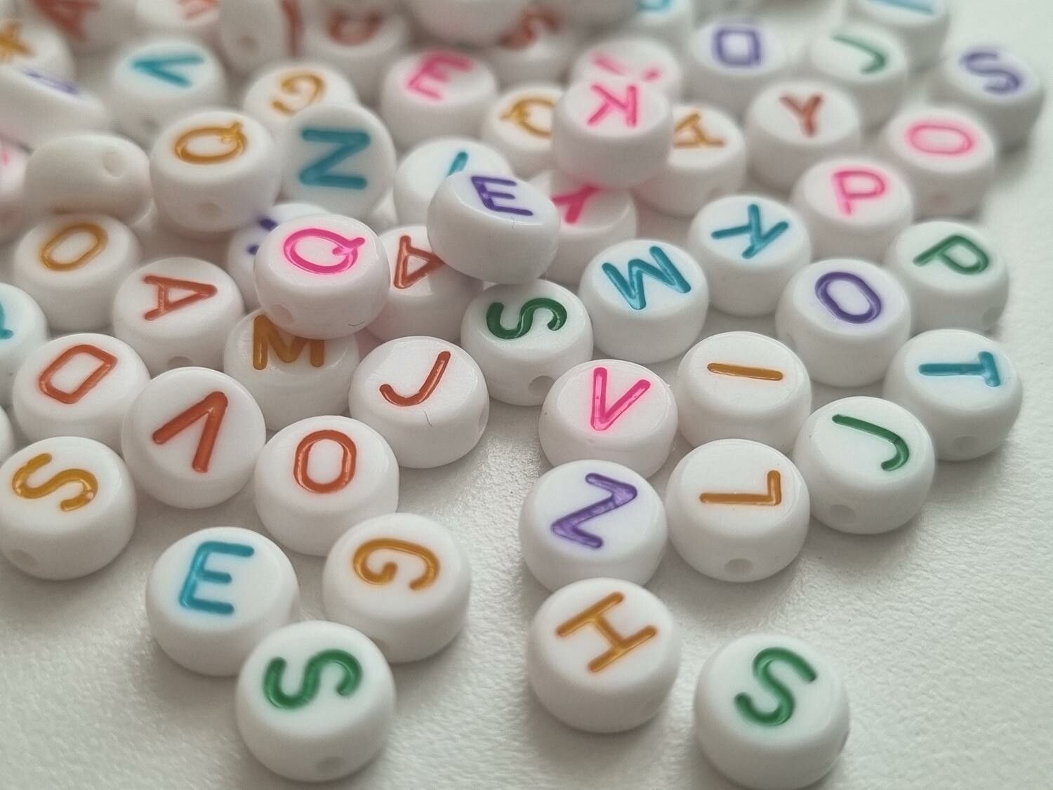 50 st pärlor, bokstavspärlor i varierande vackra färger (6 mm)
