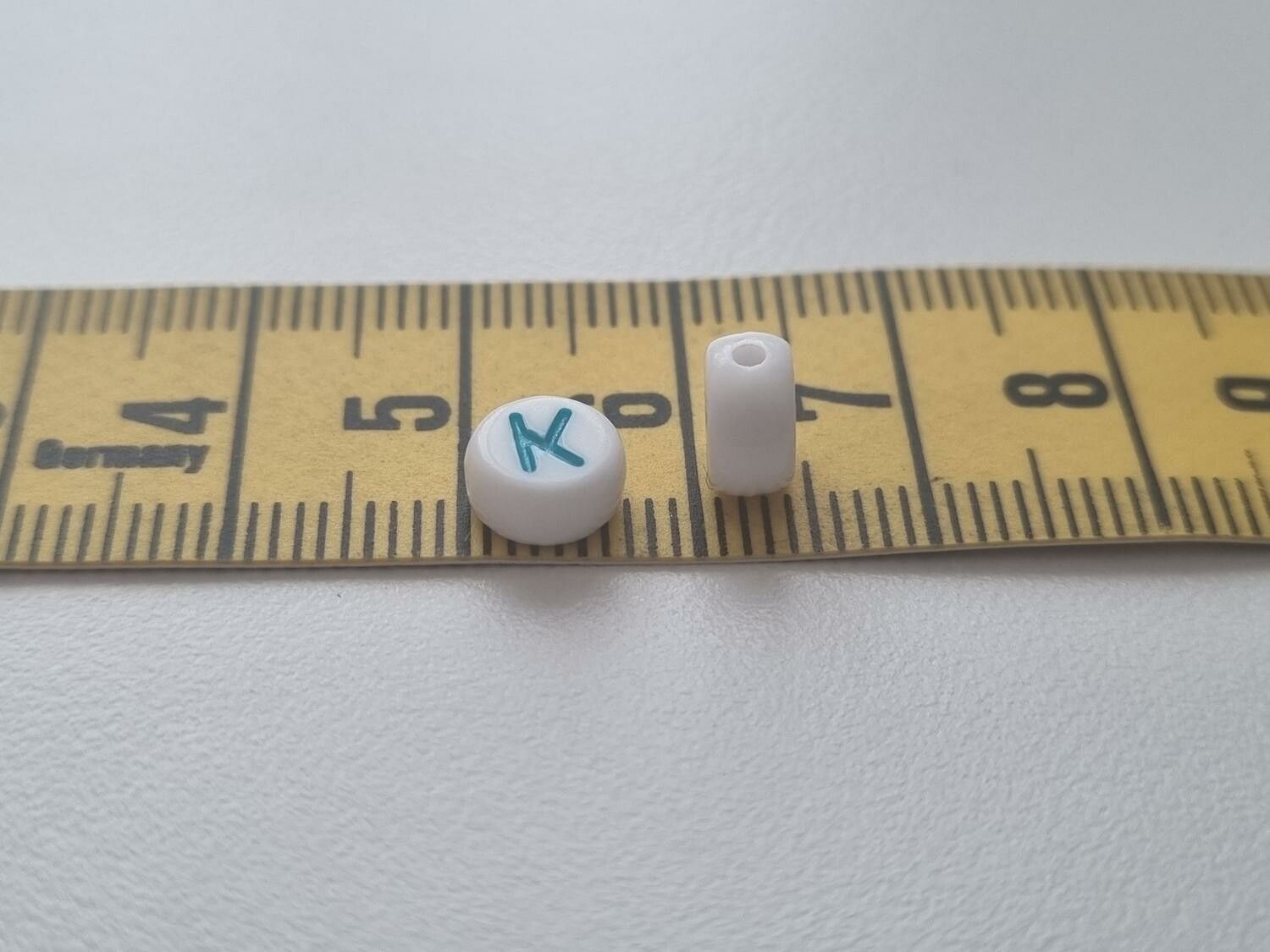50 st pärlor, bokstavspärlor i varierande vackra färger (6 mm)
