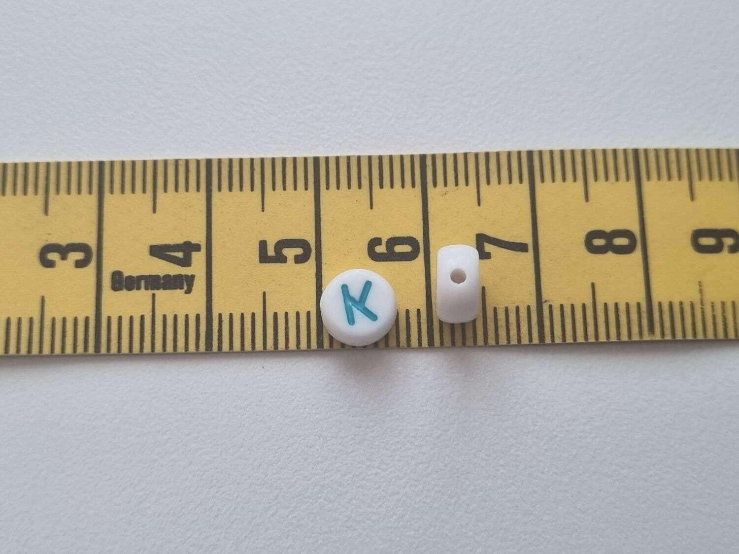 50 st pärlor, bokstavspärlor i varierande vackra färger (6 mm)