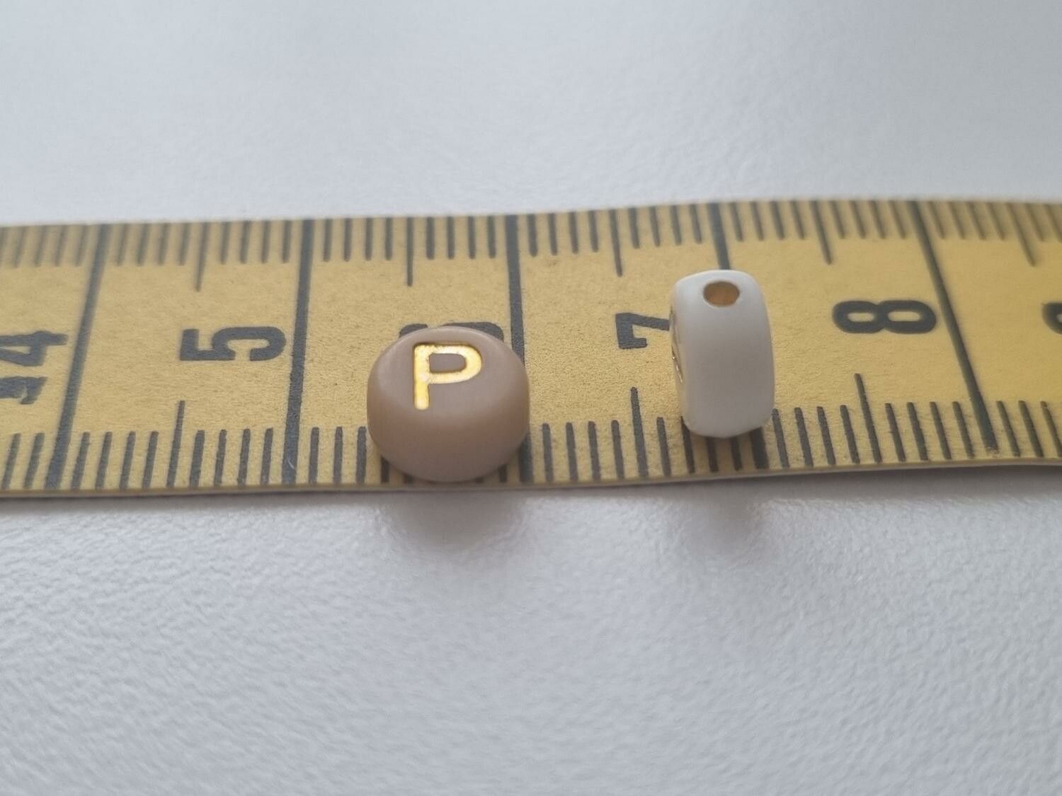 50 st pärlor, bokstavspärlor i varierande vackra färger (6 mm)