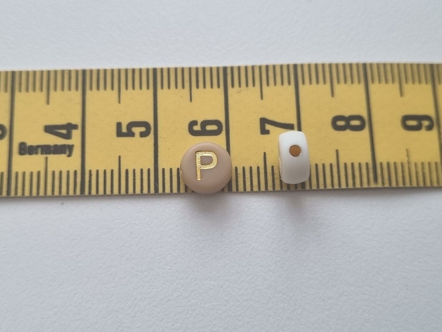 50 st pärlor, bokstavspärlor i varierande vackra färger (6 mm)