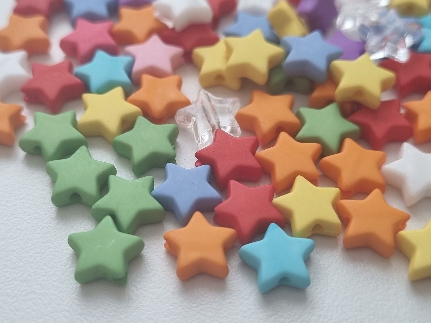 50 st pärlor, stjärnor i varierande vackra färger (9 mm)