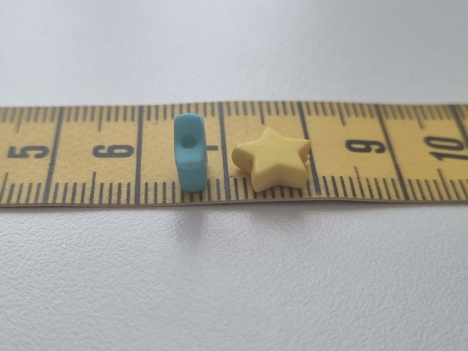 50 st pärlor, stjärnor i varierande vackra färger (9 mm)