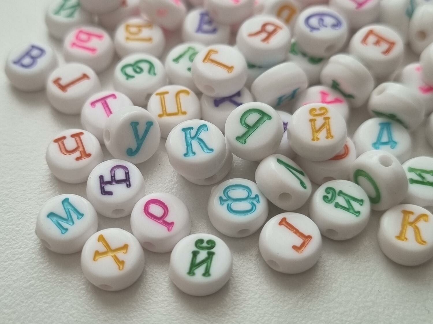 50 st pärlor, bokstavspärlor i varierande vackra färger (6mm)