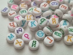 50 st pärlor, bokstavspärlor i varierande vackra färger (6mm)
