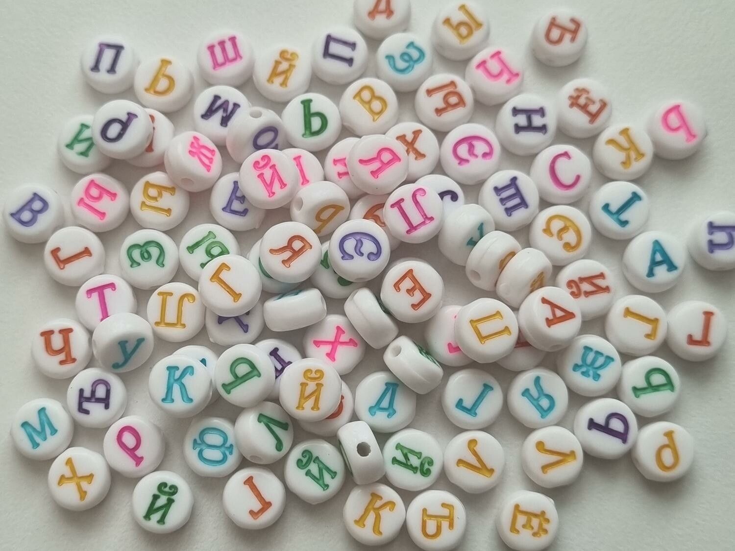 50 st pärlor, bokstavspärlor i varierande vackra färger (6mm)