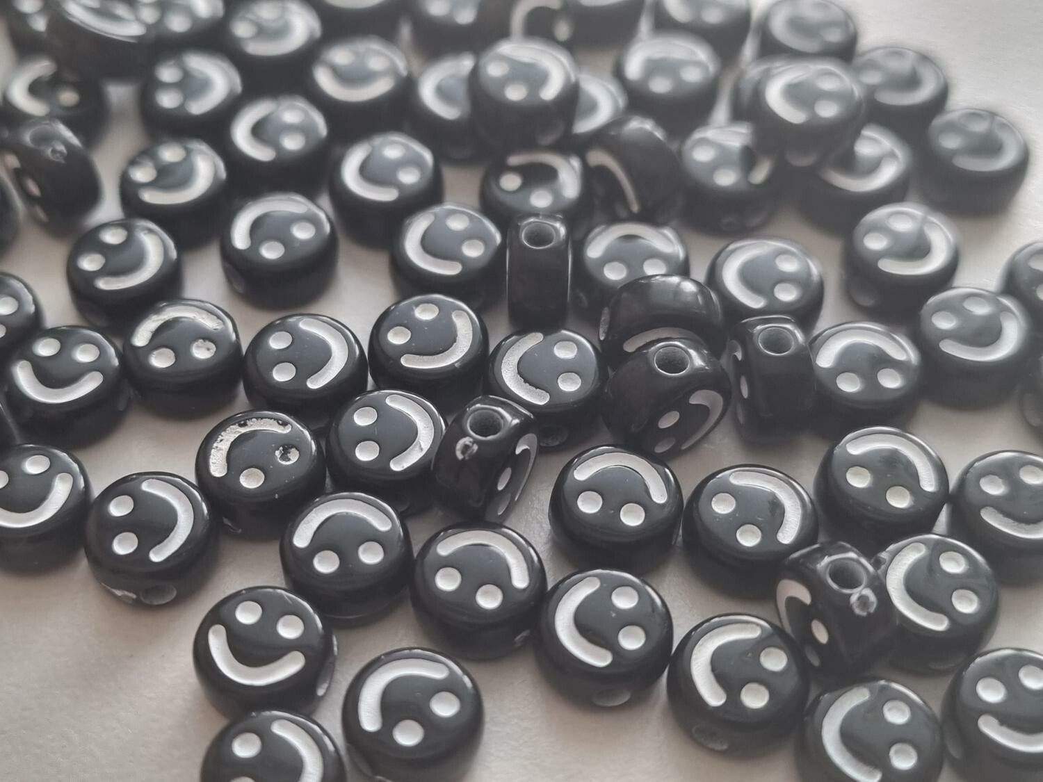 50 st pärlor smiley Smileypärlor (6 mm i diameter)