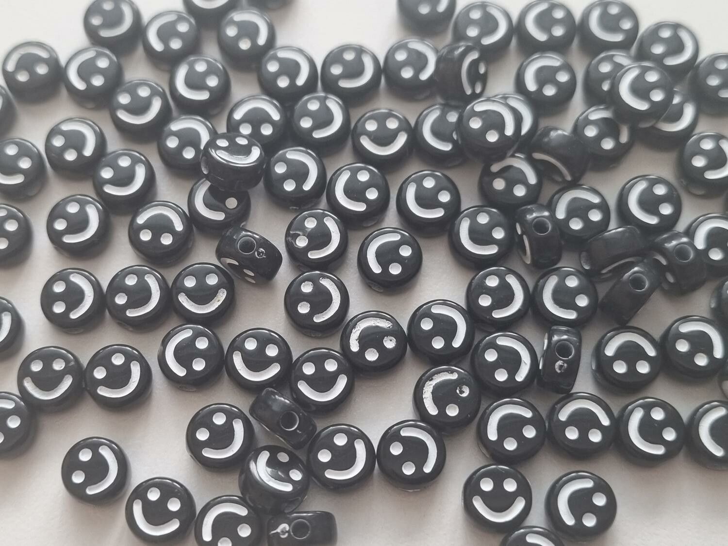 50 st pärlor smiley Smileypärlor (6 mm i diameter)