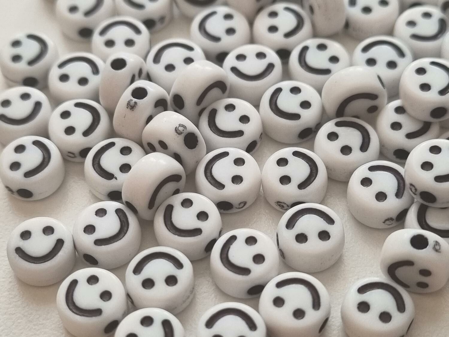 50 st pärlor smiley Smileypärlor (6 mm i diameter)