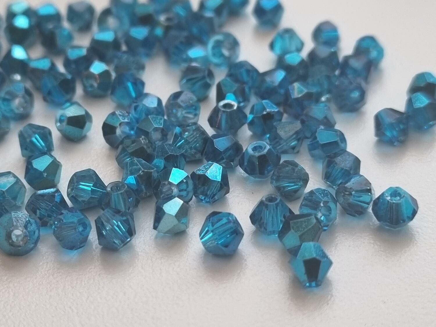 100 st blå bicone pärlor (4 mm)