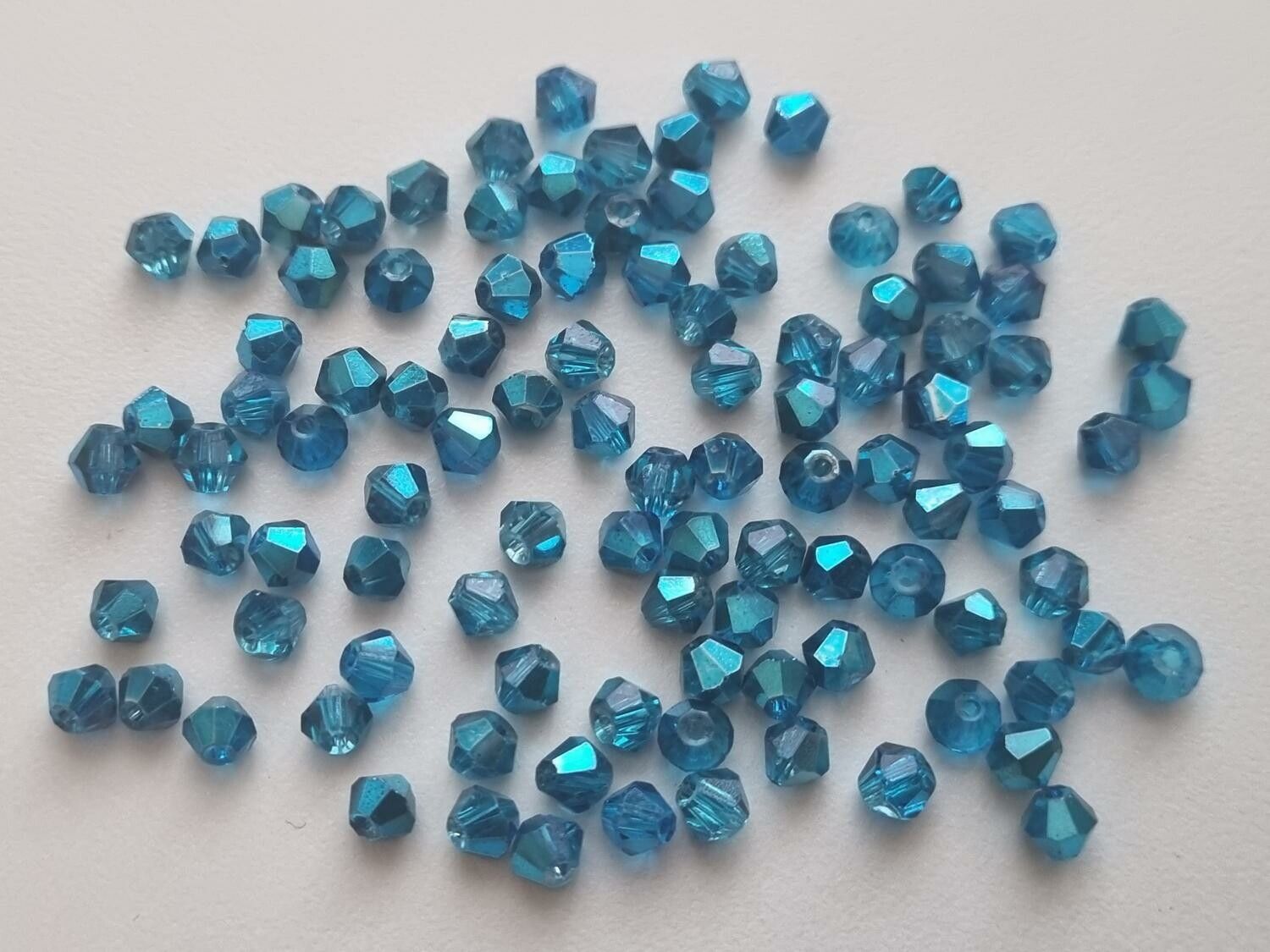 100 st blå bicone pärlor (4 mm)