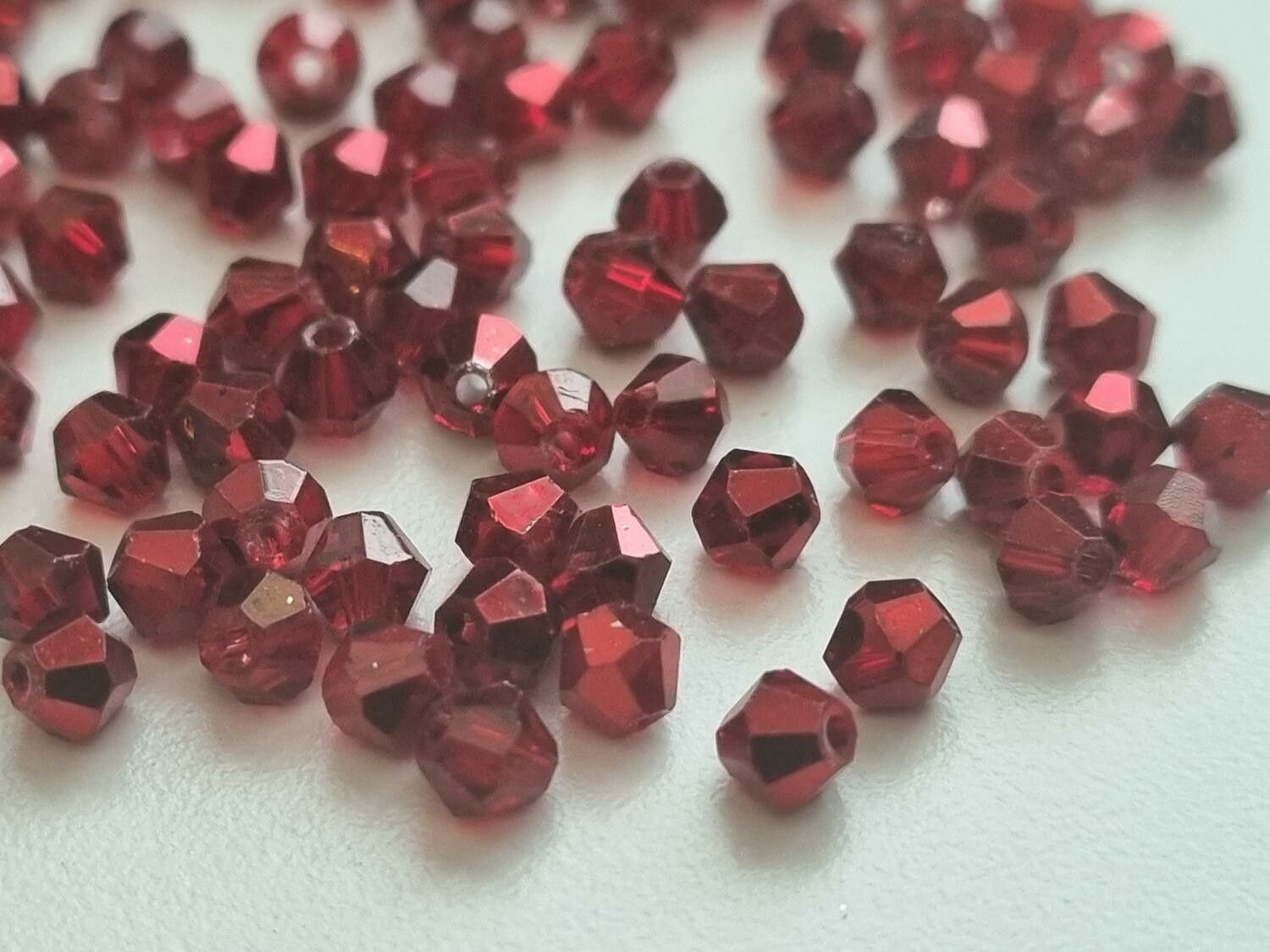 100 st röda bicone pärlor (4 mm) - Röda