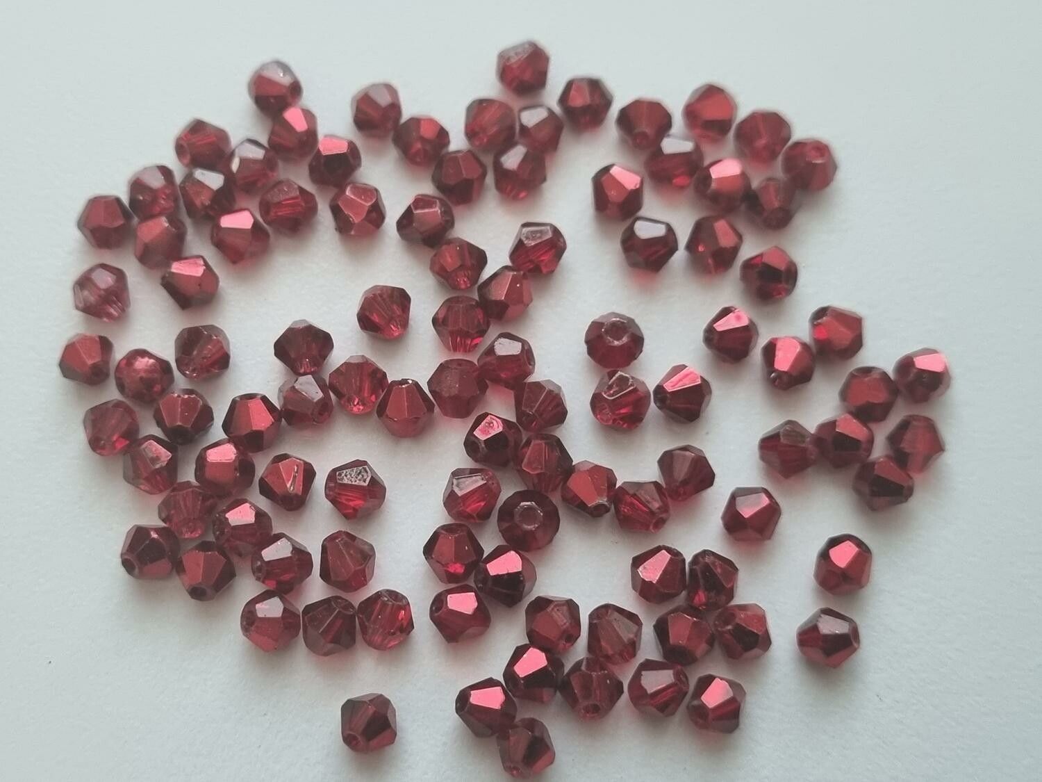 100 st röda bicone pärlor (4 mm) - Röda