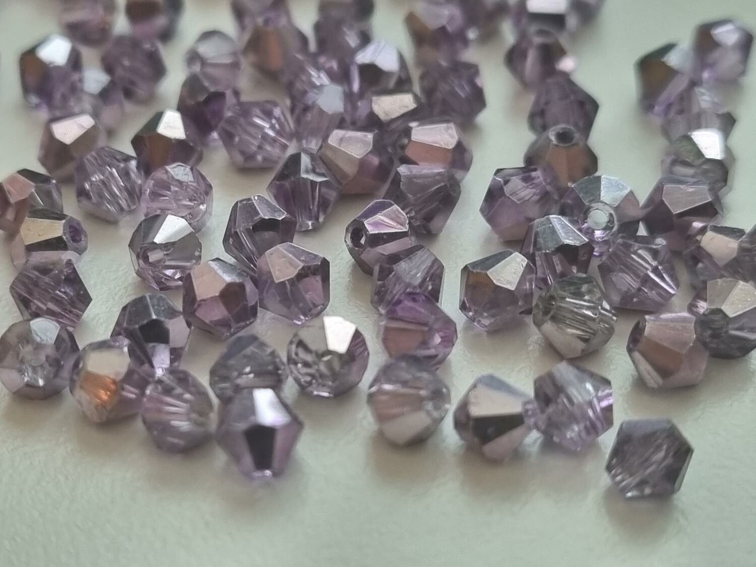 100 st bicone pärlor (4 mm) - Lilafärgade
