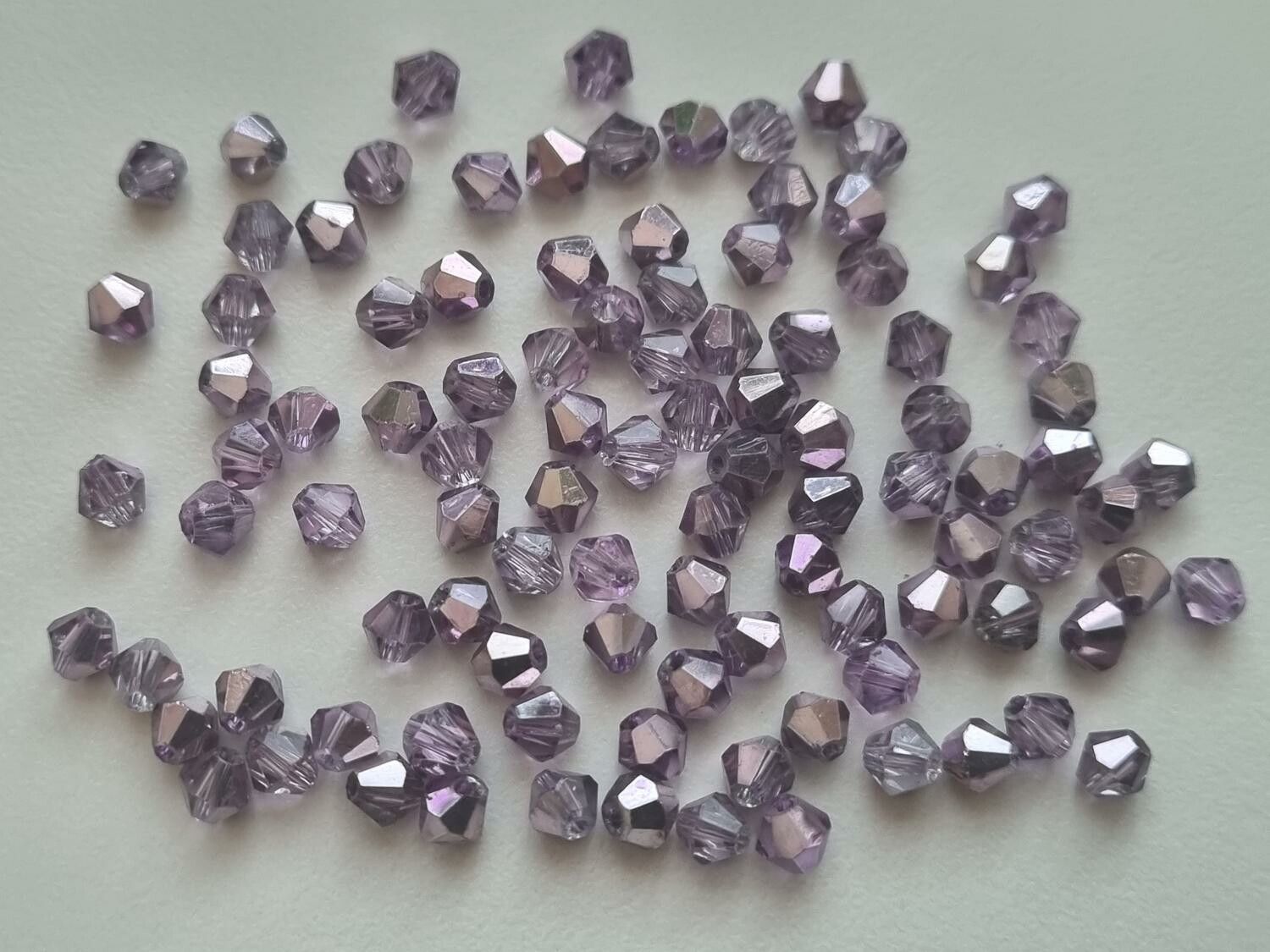 100 st bicone pärlor (4 mm) - Lilafärgade
