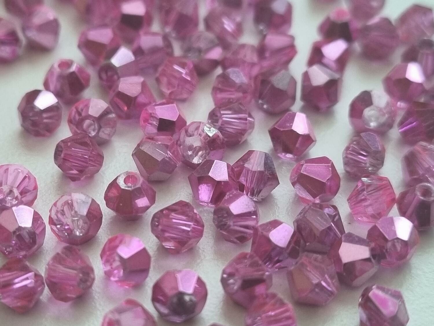 100 st bicone pärlor (4 mm) i rose/cerisefärg