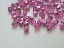 100 st bicone pärlor (4 mm) i rose/cerisefärg