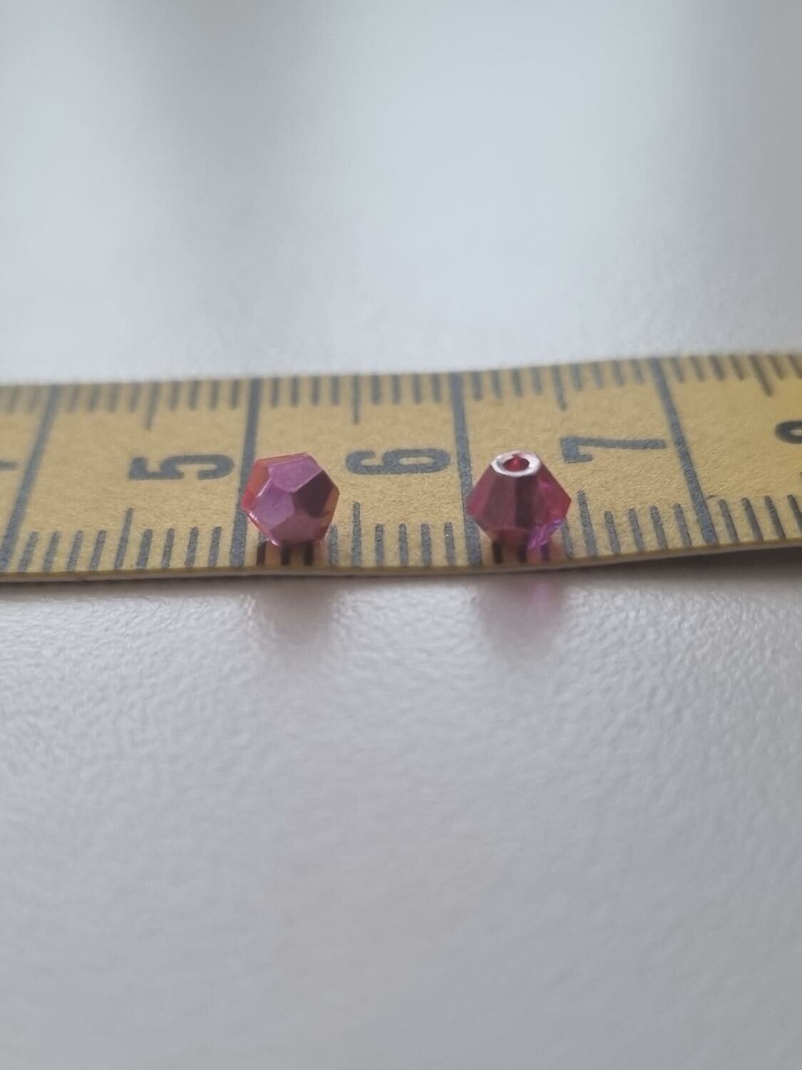 100 st bicone pärlor (4 mm) i rose/cerisefärg