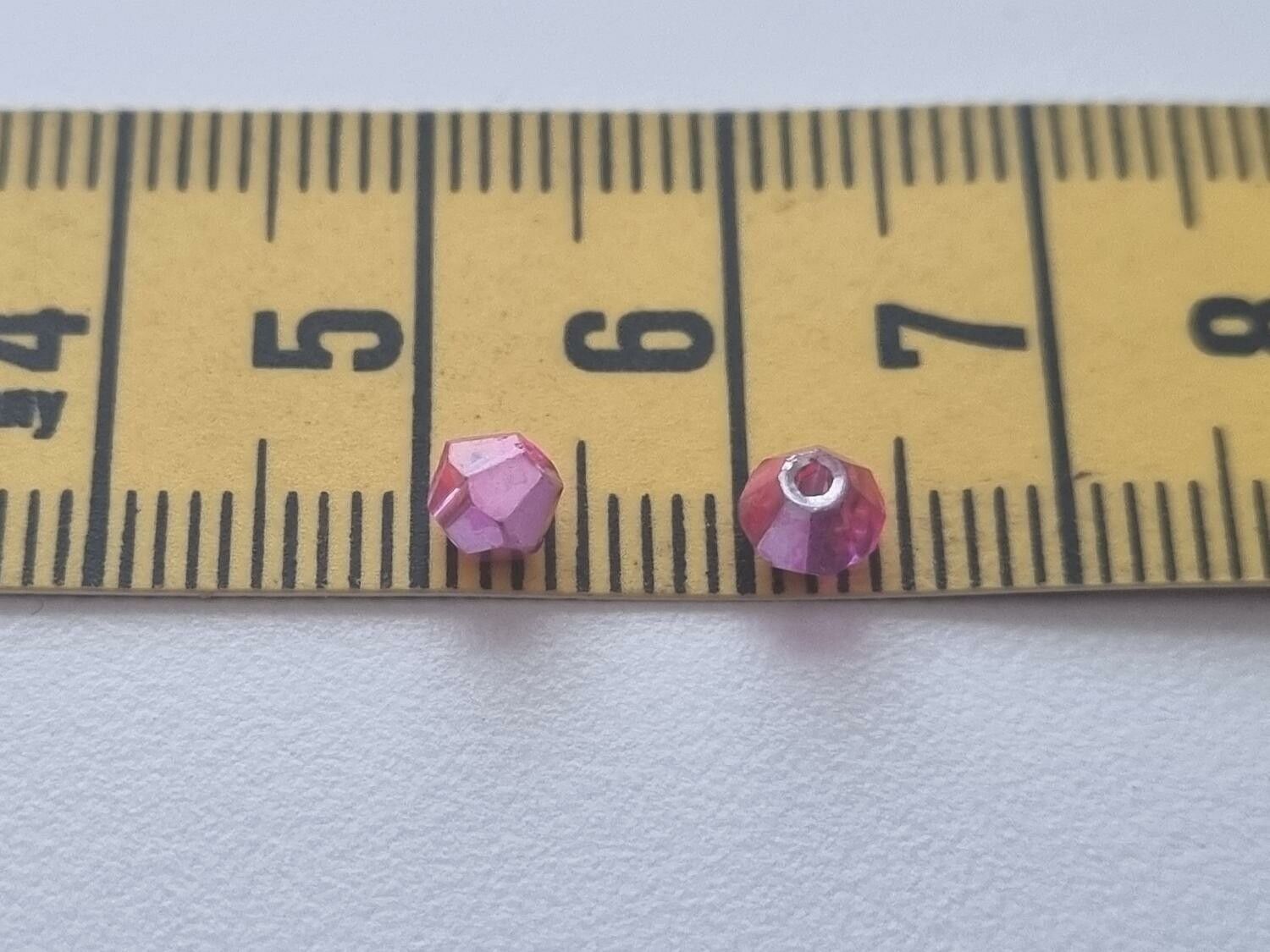 100 st bicone pärlor (4 mm) i rose/cerisefärg