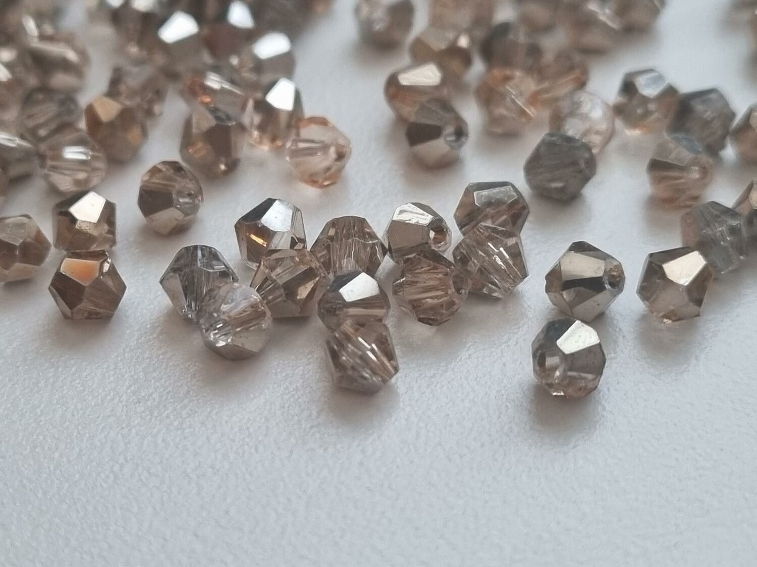 100 st bicone pärlor (4 mm) i champagnefärg