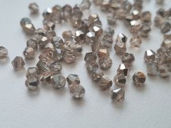 100 st bicone pärlor (4 mm) i champagnefärg