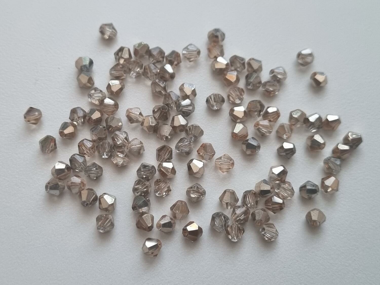 100 st bicone pärlor (4 mm) i champagnefärg