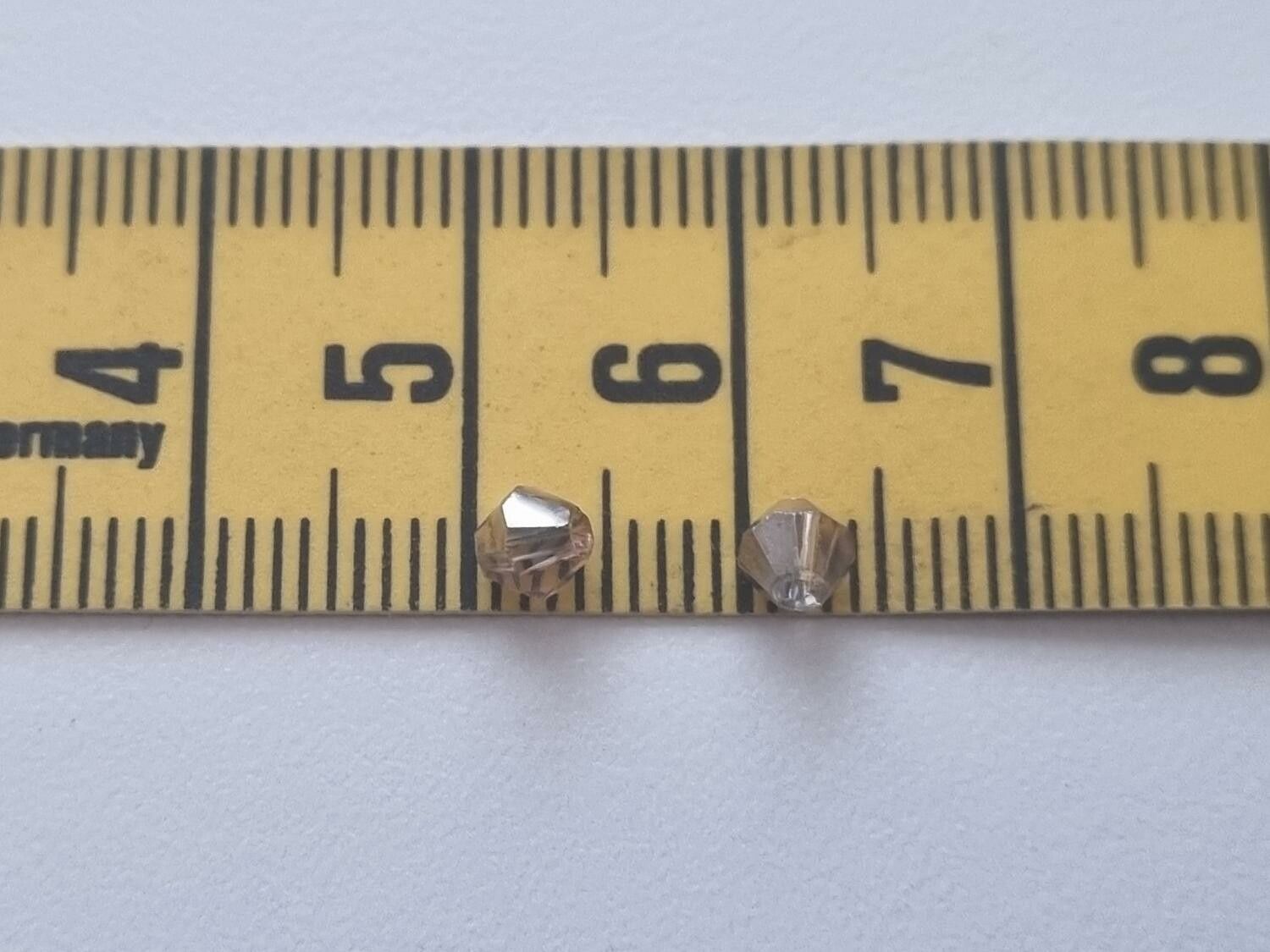 100 st bicone pärlor (4 mm) i champagnefärg