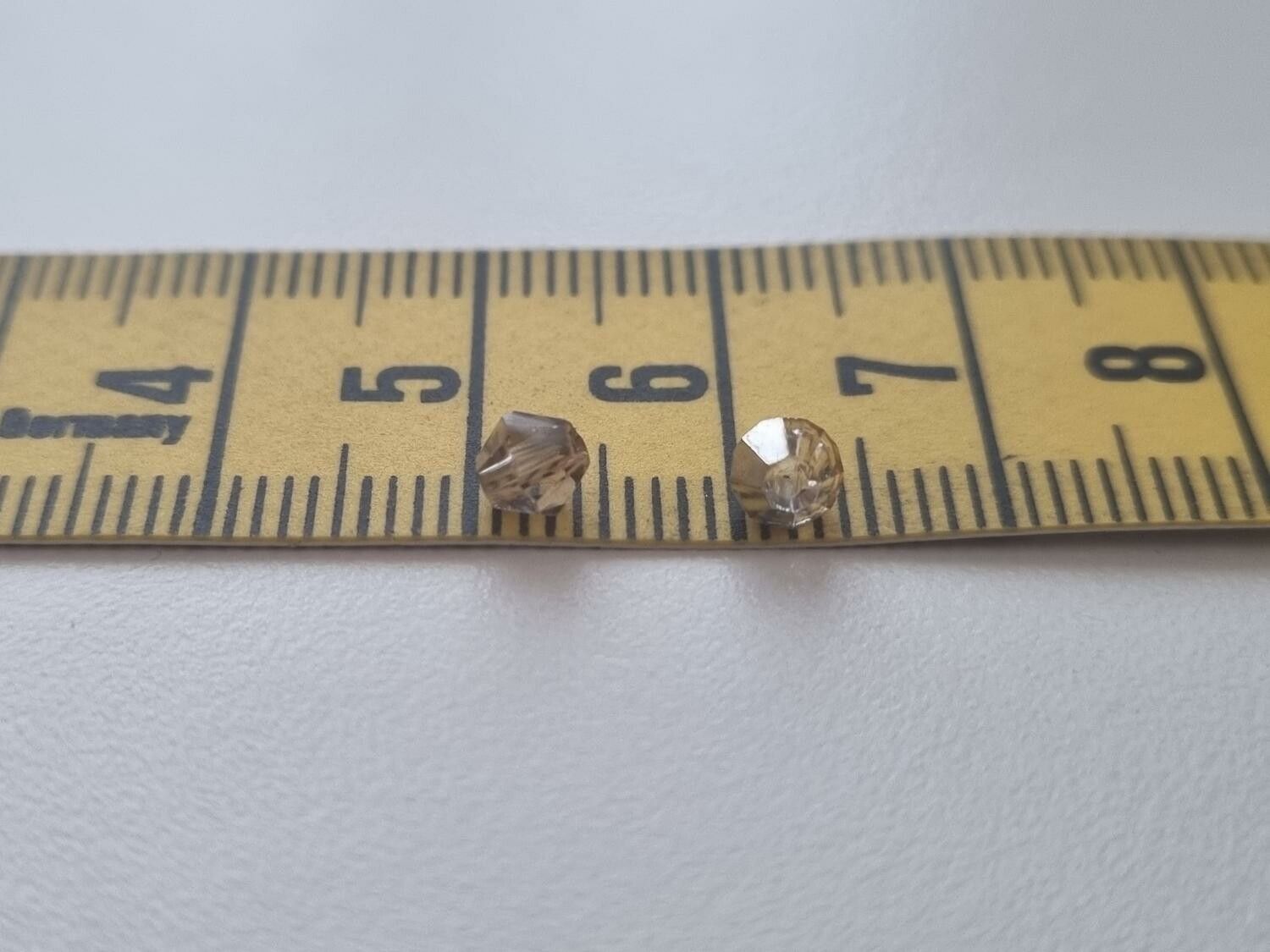 100 st bicone pärlor (4 mm) i champagnefärg