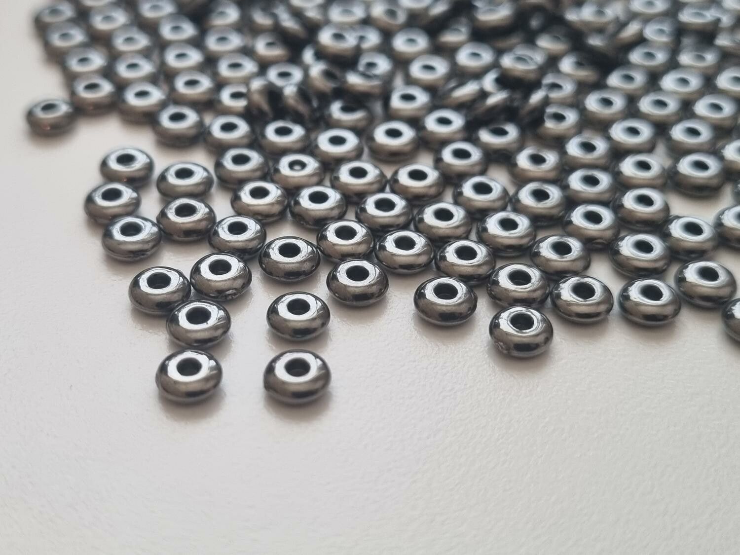 200 st svarta pärlor spacer beads i fin lyser (5 mm)