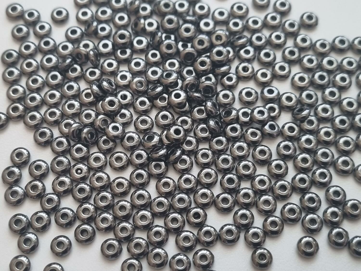 200 st svarta pärlor spacer beads i fin lyser (5 mm)
