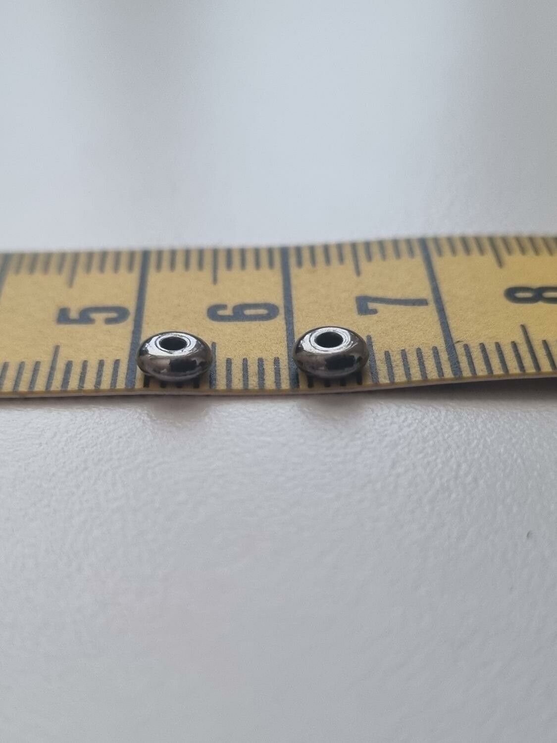 200 st svarta pärlor spacer beads i fin lyser (5 mm)