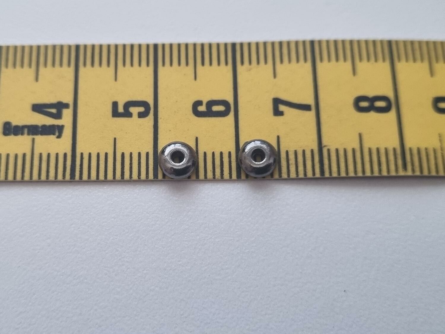 200 st svarta pärlor spacer beads i fin lyser (5 mm)