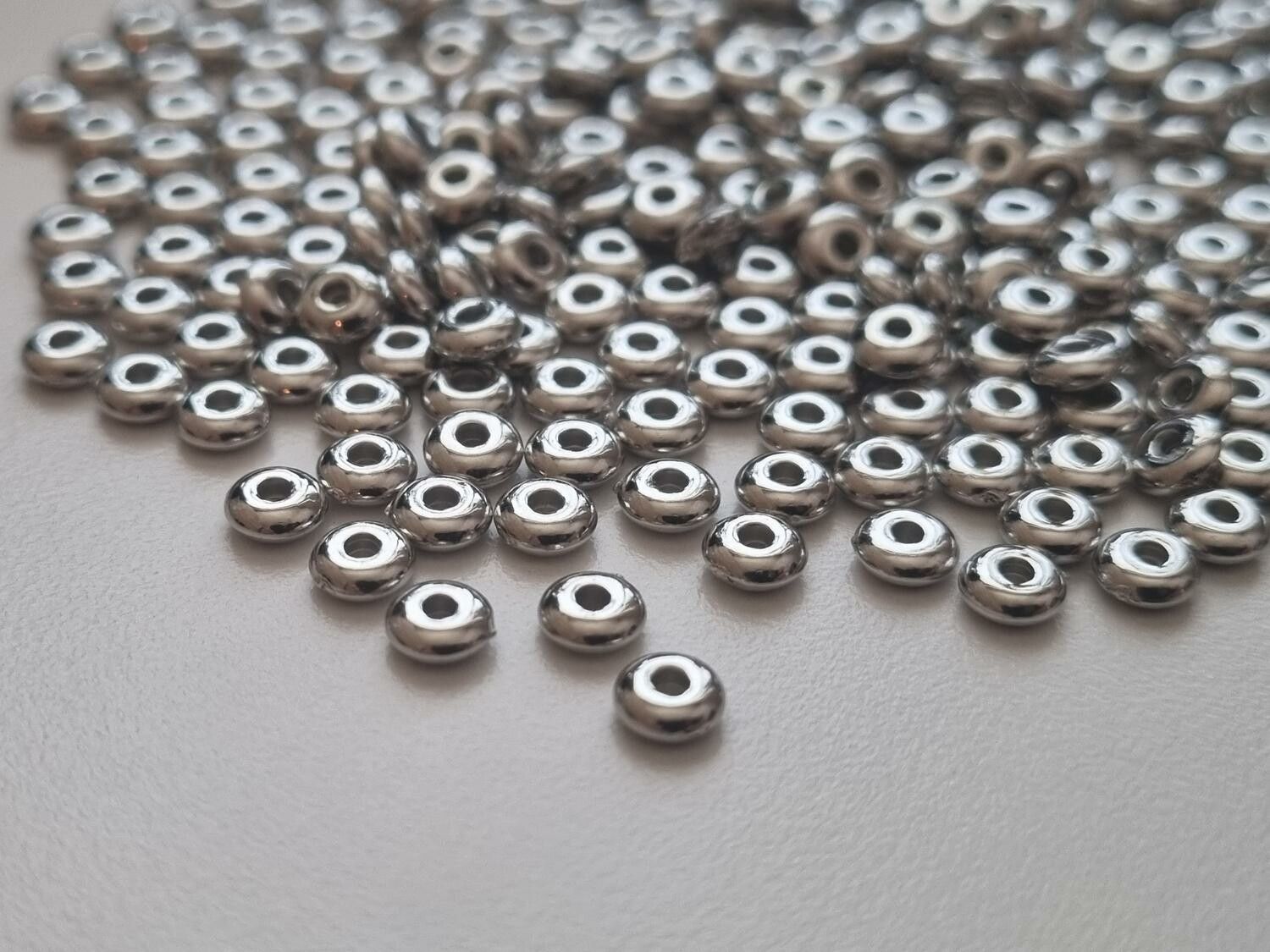 200 st silverfärgade pärlor spacer beads i fin lyser (5 mm)