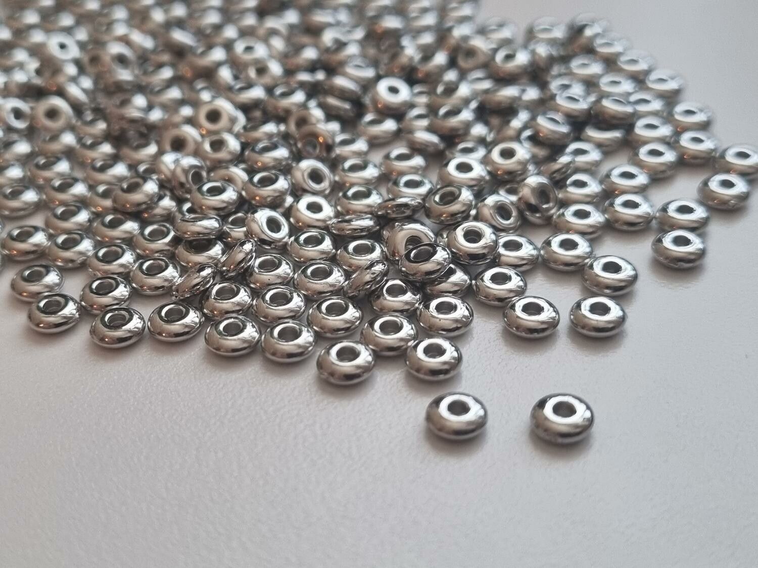 200 st silverfärgade pärlor spacer beads i fin lyser (5 mm)